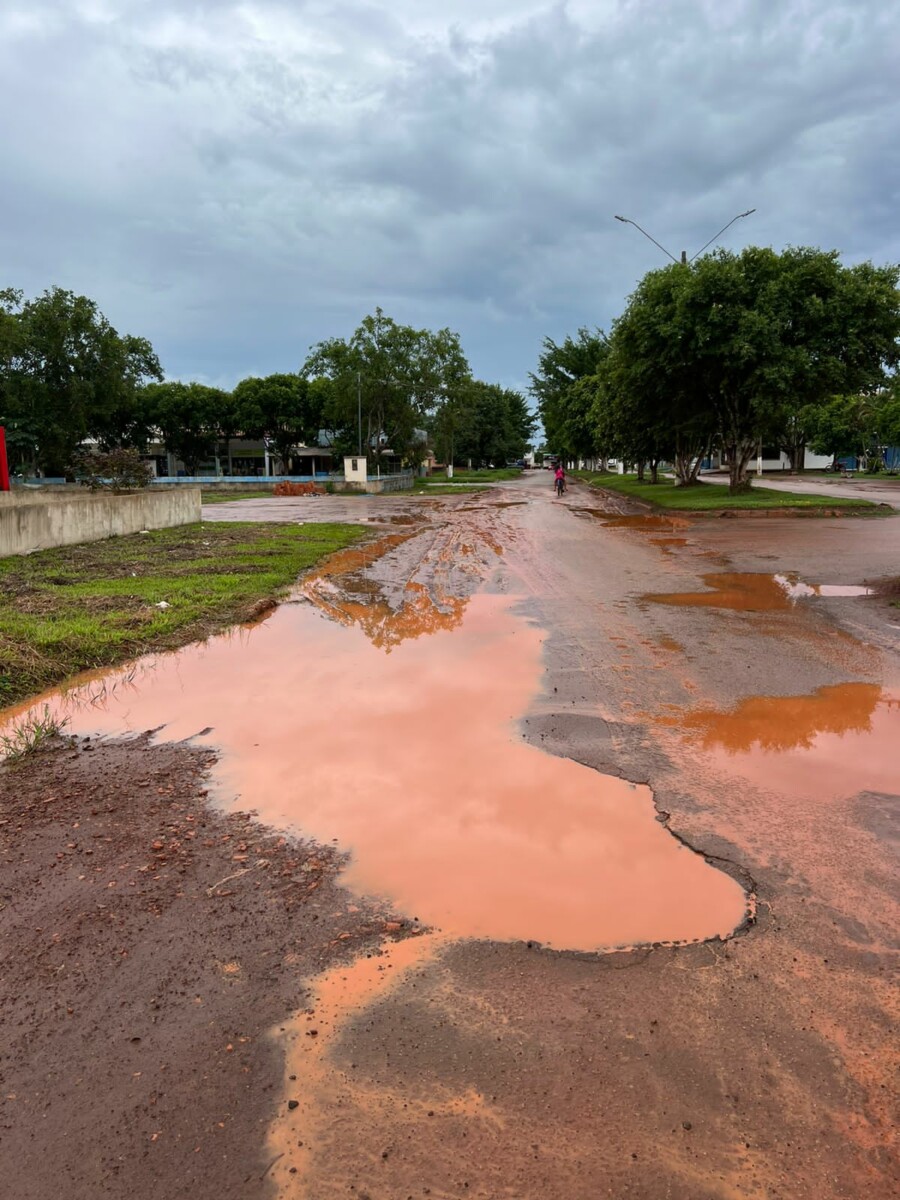 WhatsApp-Image-2024-01-23-at-8.14.24-AM Boca do Acre entregue a buracos e muita lama enquanto o prefeito Zeca Cruz curte a vida com as "novinhas"