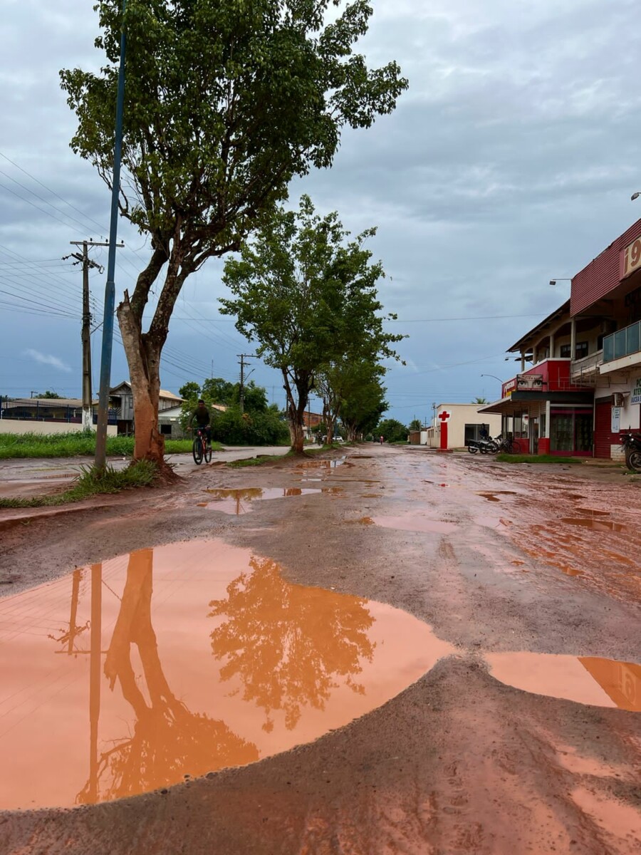 WhatsApp-Image-2024-01-23-at-8.14.25-AM-2 Boca do Acre entregue a buracos e muita lama enquanto o prefeito Zeca Cruz curte a vida com as "novinhas"