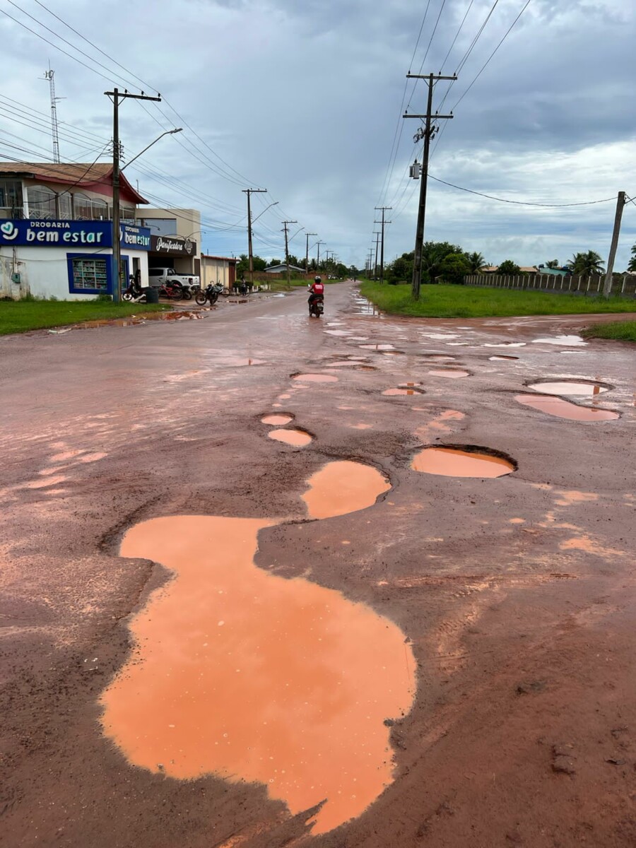 WhatsApp-Image-2024-01-23-at-8.14.25-AM Boca do Acre entregue a buracos e muita lama enquanto o prefeito Zeca Cruz curte a vida com as "novinhas"