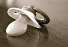 Bebê morre enforcado por cordão de chupeta ao tentar sair do berço