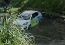 Após tentar desviar de buraco, carro de reportagem da TV A Crítica cai dentro do igarapé do Passarinho; vídeo