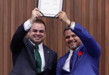 Roberto Cidade outorga a Medalha Ruy Araújo ao procurador-geral do MPE-AM, Alberto Rodrigues Nascimento