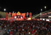 1° Curral do Garantido reúne multidão apaixonada no Sambódromo