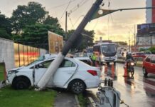 Motorista atinge poste e causa congestionamento na avenida Efigênio Salles em Manaus; veja!