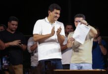 Prefeito assina termo que expande programa ‘Manaus Legal’ e garante registro de imóveis aos moradores do bairro Zumbi dos Palmares