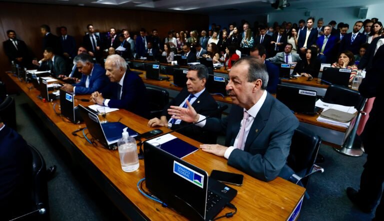 Senador Omar destaca importância dos auditores fiscais em proposta de emenda constitucional