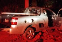 VÍDEO: Motorista que bateu em carros e motos estacionados no Parque Dez leva surra de populares revoltados