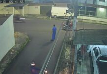 Vagabundos armados assaltam trabalhador no bairro Japiim, em Manaus; veja vídeo