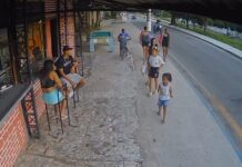 Imprudência! Motociclista em alta velocidade atropela mulheres e crianças na calçada; veja!