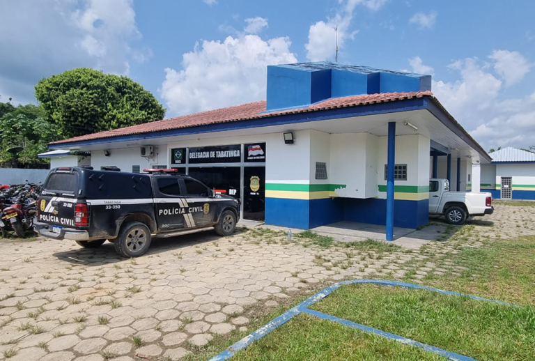 VÍDEO: Mulher é flagrada agredindo a filha de 7 anos em Tabatinga e revolta populares