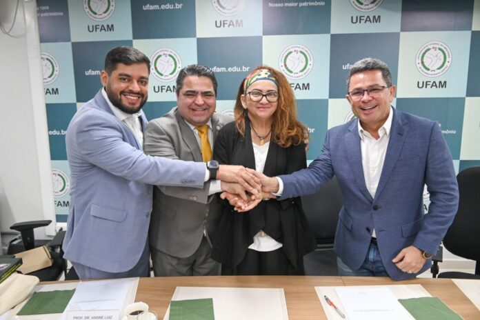 Tadeu-de-Souza-Sylvio-PugaTerezinha-Fraxe-e-Andre-Zogahi-Reunao-UFAM-04_Foto-Ricardo-Machado-SGVG-1536x1023