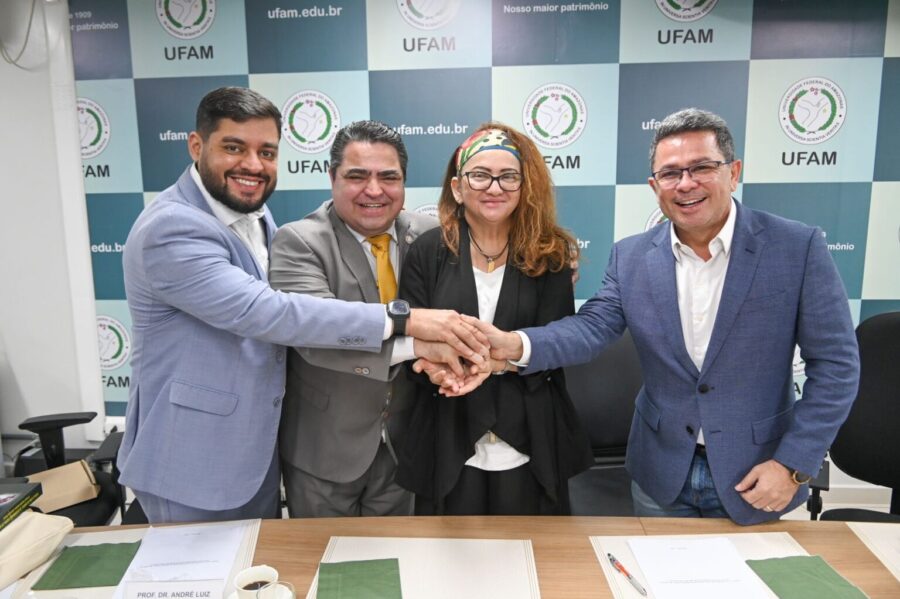 Tadeu-de-Souza-Sylvio-PugaTerezinha-Fraxe-e-Andre-Zogahi-Reunao-UFAM-04_Foto-Ricardo-Machado-SGVG-1536x1023