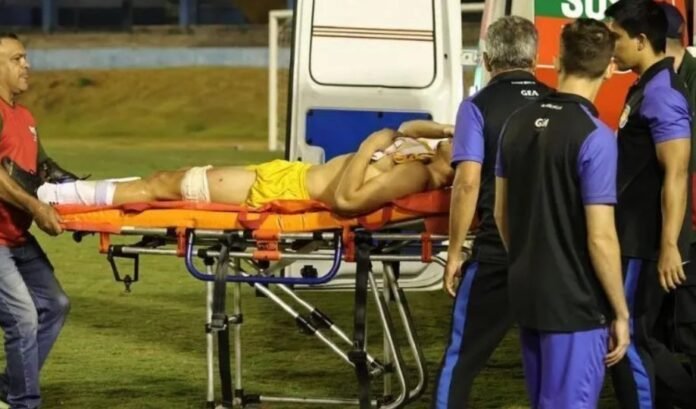 VÍDEO: Goleiro leva um tiro de bala de borracha durante jogo em Goiás