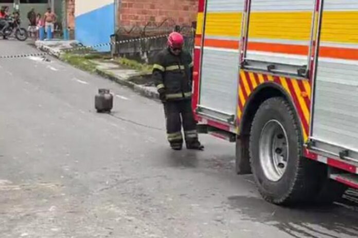 Botija-de-gas-explode-e-deixa-duas-pessoas-feridas-no-bairro-Tancredo-Neves-casa-teve-perda-total-2-768x512