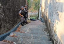 Enrolado em saco, corpo é deixado em escadão no Santo Agostinho