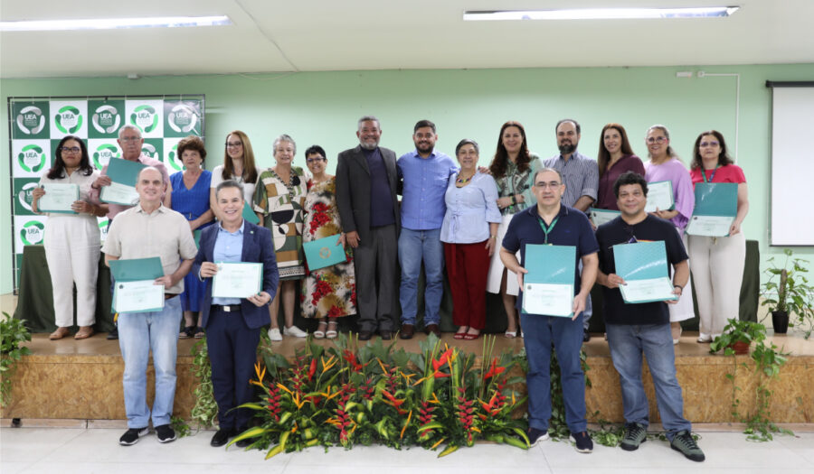 Primeiros-professores-titulares-da-UEA-recebem-certificado-3