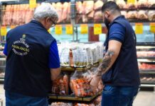 Procon-AM autua supermercado por venda de 40kg de alimentos impróprios para consumo