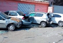 VÍDEO: Imagens de segurança mostra o momento em ônibus desgovernado bate nos carros no Petrópolis