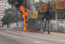 VÍDEO: Fiação pega fogo e assusta populares na Avenida Mário Ypiranga