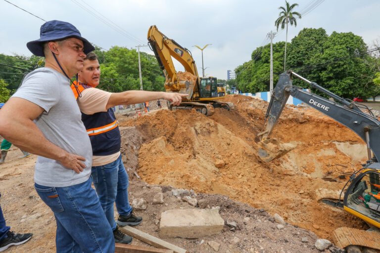 David Almeida vistoria intervenção estrutural na avenida Mário Ypiranga Monteiro no feriado da Proclamação da República