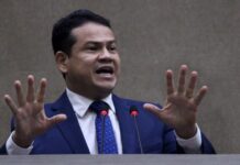 ATENÇÃO MPE: Eduardo Alfaia, líder de David Almeida na Câmara, é acusado de trocar óculos em ação social por votos