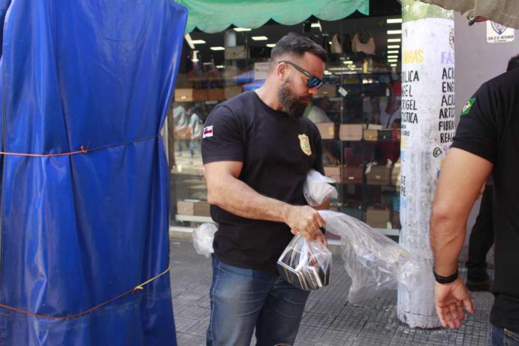 SSP_AMOPERACAO_CELULARES_CENTRO_FOTO_VICTOR_LEVY_SSP_AM_03-1024x682-1 Polícia realiza operação que apreende mais de 600 celulares e detém 37 pessoas por recepção no Centro