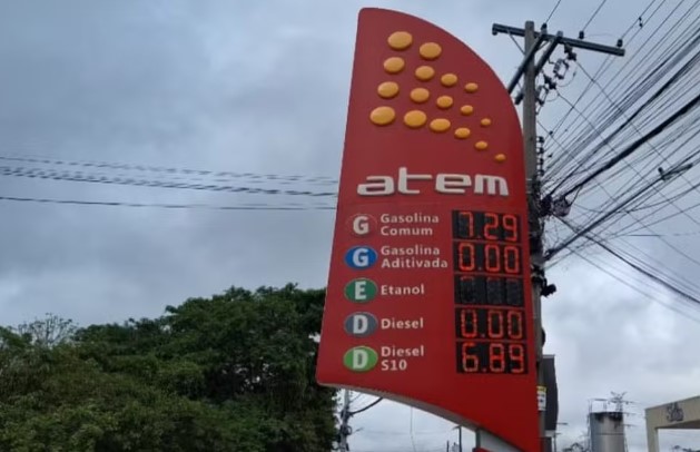 gasolina Motoristas tomam um novo aumento no preço da gasolina que chega a custar R$ 7,29 em Manaus