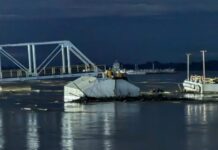 Porto de Humaitá afunda parcialmente após balsa com petróleo colidir nela neste domingo (9)