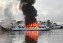 Embarcação pega fogo e assusta moradores de flutuantes em Anori