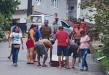 VÍDEO: Caixão com c0rp0 dentro, cai de carro funerário