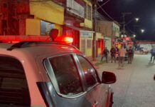 Na frente da esposa e da filha pequena, homem é m0rt0 a t1r0s no Manoa