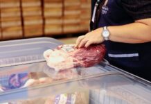 Supermercado é autuado por vender carne estragada em Manaus