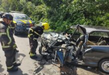 Colisão entre carro e caminhão deixa dois feridos na BR-174, em Manaus