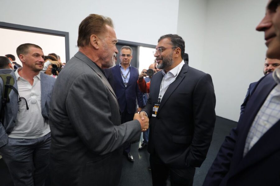 Governador-Wilson-Lima-apresenta-a-Arnold-Schwarzenegger-papel-estrategico-do-Amazonas-na-agenda-climatica-global-e-na-defesa-dos-povos-da-floresta-7_foto-Diego-Peres-Secom-1024x682