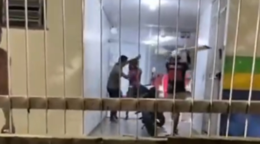 Homens-trocam-socos-e-chutes-apos-bate-boca-em-delegacia-de-Manaus-veja-video