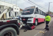 Micro-ônibus é apreendido com risco de incêndio e condutora sem habilitação adequada no Centro