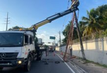 Carro bate em poste na avenida das Torres e via é interditada