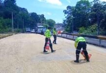 VÍDEO: Carreta carregada com soja tomba na Avenida das Torres e causa lentidão no trânsito
