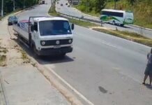 VÍDEO: Carreta desgovernada atinge dois carros e cai em barranco em Manaus