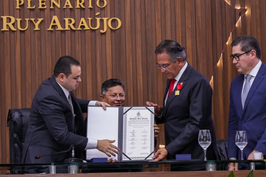 Presidente-Roberto-Cidade-destaca-contribuicoes-do-ministro-Mauro-Campbell-e-do-juiz-Lizandro-Garcia-para-o-Judiciario-brasileiro-durante-outorga-da-Medalha-Ruy-Araujo-Foto-Herick-Pereira