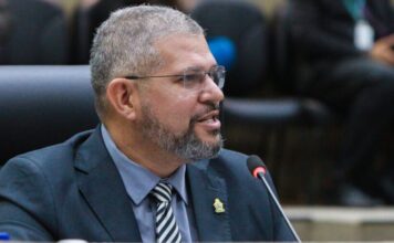 Elan Alencar consegue retornar à CMM após decisão do TRE-AM
