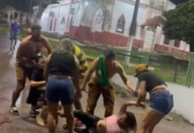 VÍDEO: Mulheres são flagradas br1g@nd0 pelo amor de um mesmo homem na chuva em Manaquiri