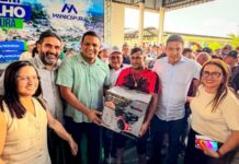 Valciléia Maciel e Franz Melendez entregam mais de 362 motores rabetas para pescadores de Manacapuru