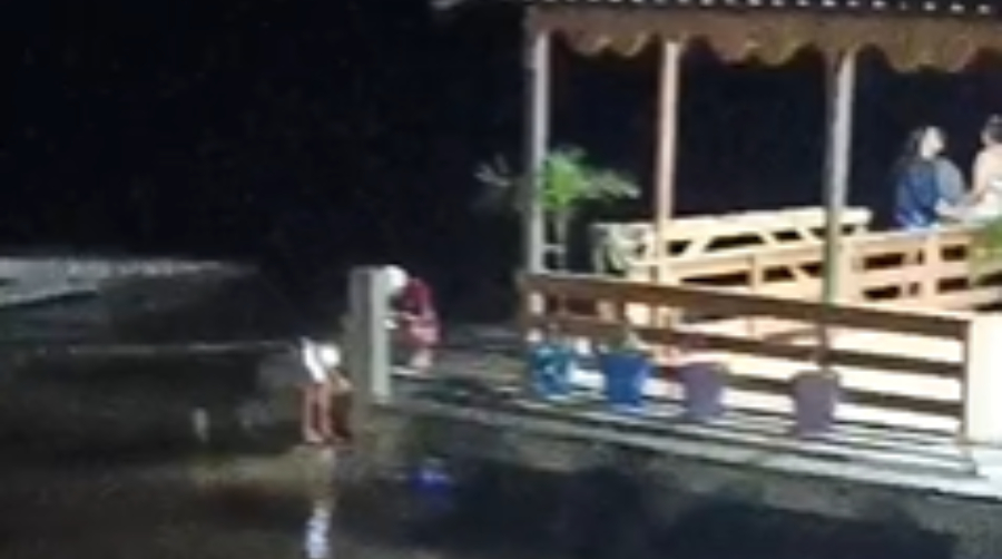 Crianca-de-4-anos-cai-em-flutuante-e-segue-desaparecida-no-Amazonas-Video
