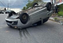 Carro de aplicativo capota após colisão com outro veículo na zona centro-sul de Manaus