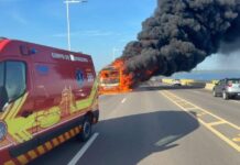 VÍDEO: Ônibus pega fogo na Ponte Rio Negro e fica completamente destruído