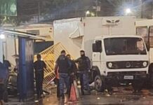 Caminhão invade o T3 e destrói mureta e motocicletas no local