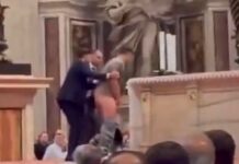 Homem urina no altar da Basílica de São Pedro no Vaticano, durante uma missa