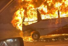 Micro-ônibus que faz rota para o Distrito é consumido pelo fogo em Manaus