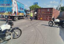 Carreta tomba na Autaz Mirim e deixa o trânsito congestionado
